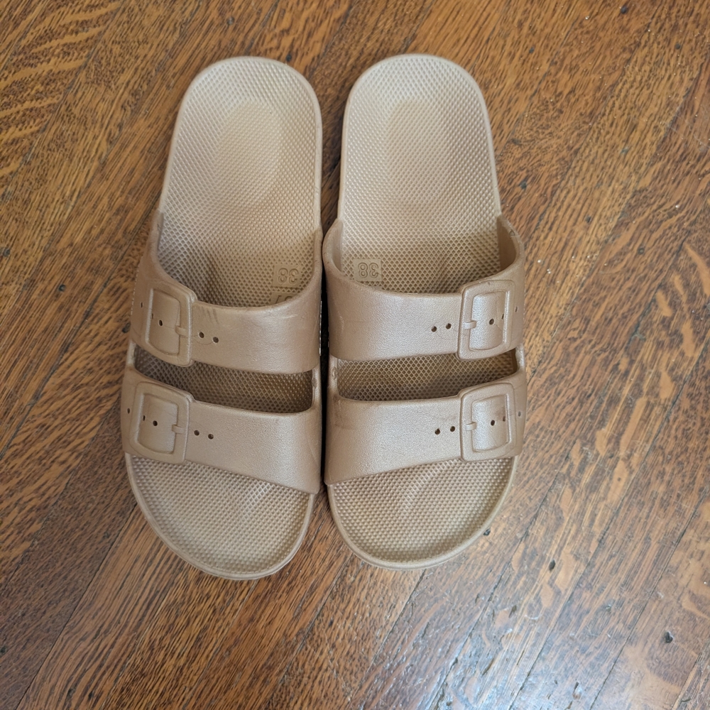 Freedom Moses Gold Rubber Slides Sz 8